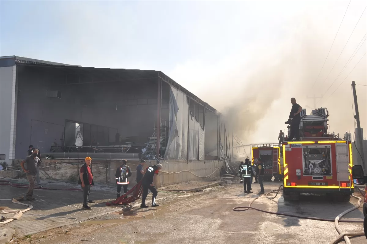 GÜNCELLEME – Mersin'de mobilya fabrikasında çıkan yangın kontrol altına alındı