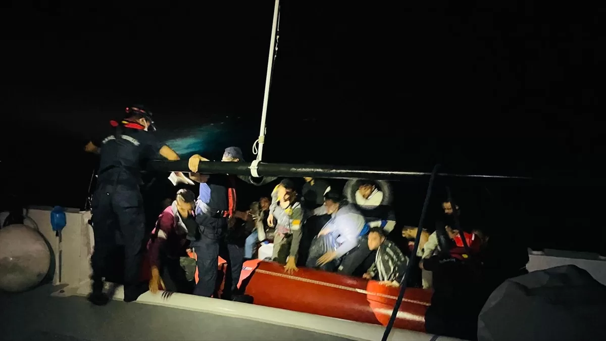 Muğla açıklarında 37 düzensiz göçmen kurtarıldı, 27 düzensiz göçmen yakalandı