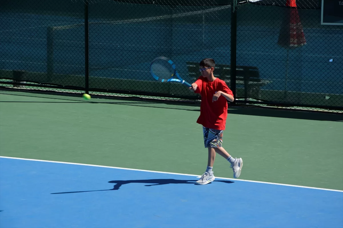 Okul Sporları Yıldızlar Tenis Türkiye Şampiyonası, Manisa'da başladı