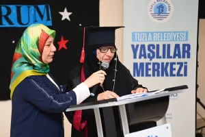 İSTANBUL (AA) – Tuzla Belediyesi Yaşlılar Merkezinin okuma yazma kursunu