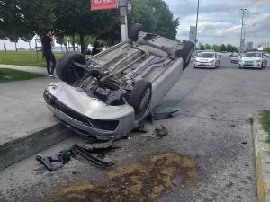 İSTANBUL (AA) – Pendik'te aydınlatma direğine çarptıktan sonra devrilen otomobilin