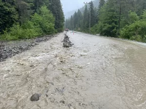 - Yolun bazı bölümlerinde göçük meydana geldi, Abant Gölü Milli