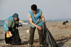 - Kocaali ilçesindeki Alandere sahilinde lise ile üniversite öğrencileri, topladıkları