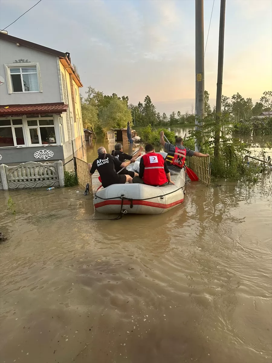 Samsun'da AFAD ile Türk Kızılay evlerinin etrafını su basan vatandaşlara erzak dağıttı