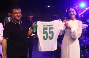 SAMSUN (AA) – Samsun Çarşamba Yeşilırmak Şenlikleri kapsamında şarkıcı Elif