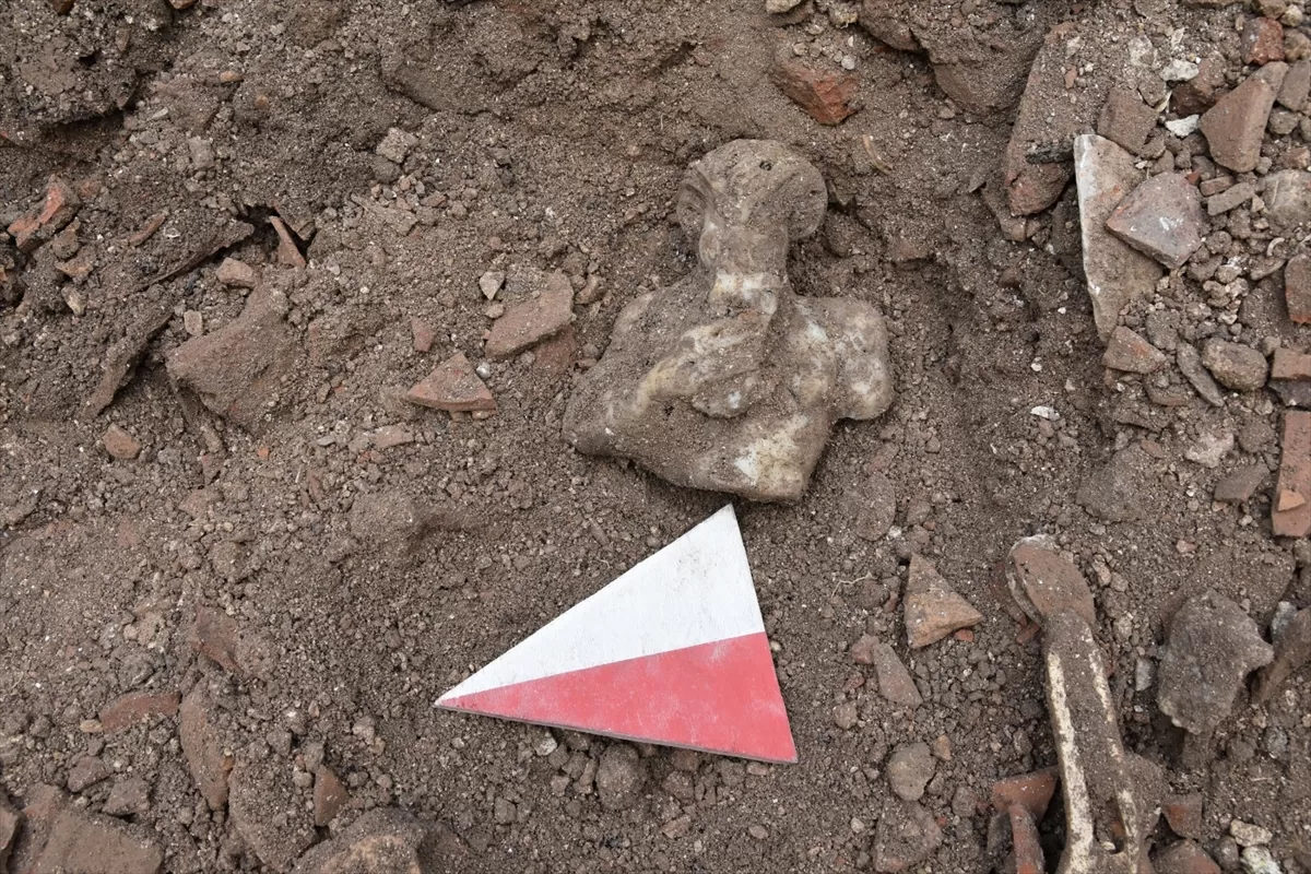 Saraçhane'deki kazı çalışmasında Pan heykelinin parçası bulundu