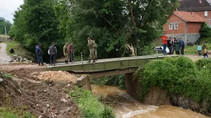 BELGRAD (AA) – Sırbistan'daki selde yıkılan köprünün tehlike altında olduğunu