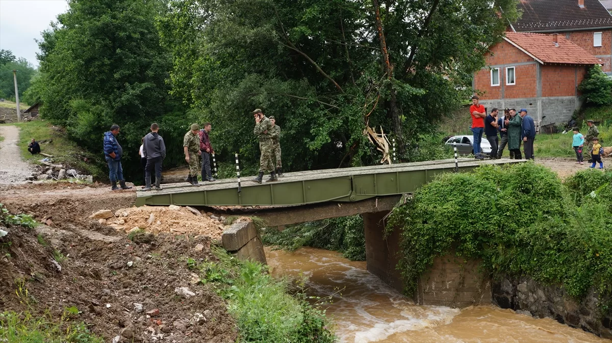 BELGRAD (AA) – Sırbistan'daki selde yıkılan köprünün tehlike altında olduğunu