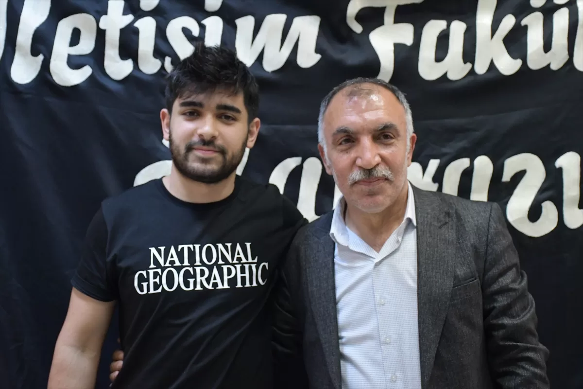 Sivas'ta 55 yaşındaki elektrik teknikeri İletişim Fakültesinden mezun oldu