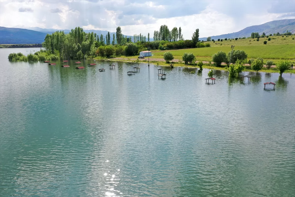 Sivas'ta Kılıçkaya Barajı doldu, piknik alanı ve sosyal tesisleri su bastı