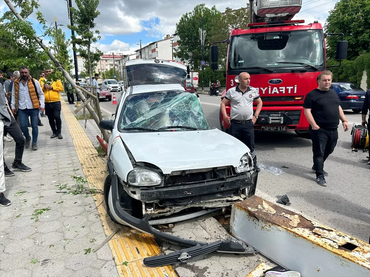 Sivas'ta park halindeki cipe çarpan otomobildeki iki kişi yaralandı