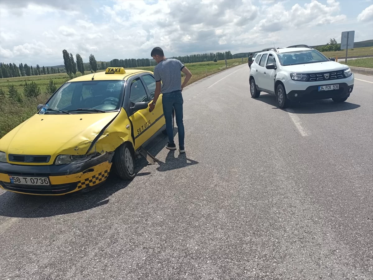 Sivas'ta taksi ile otomobilin çarpıştığı kazada 7 kişi yaralandı