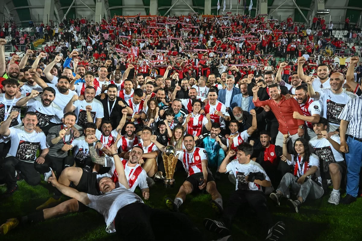 Süper Lig'e yükselen Pendikspor kupasını aldı