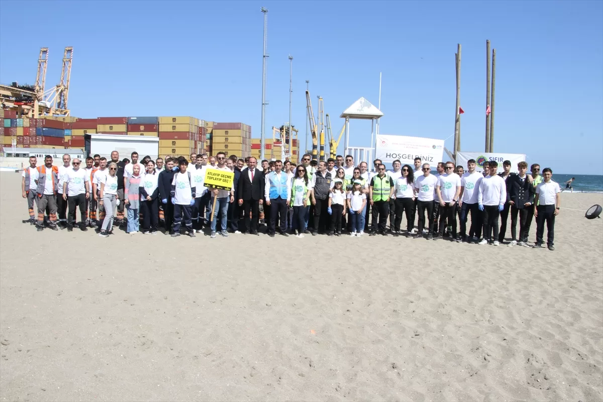 Tekirdağ'da öğrenciler ve liman çalışanları plajda çevre temizliği yaptı