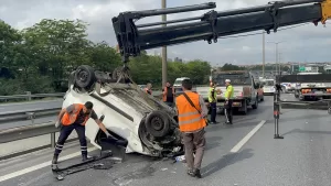 İSTANBUL (AA) – TEM Otoyolu'nda bariyerlere çarparak devrilen hafif ticari
