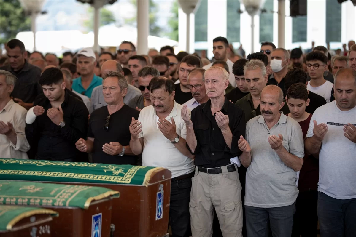 Trafik kazasında ölen genç voleybolcu Miray Karasu son yolculuğuna uğurlandı