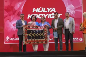 - Açılış törenine Türk sinemasının usta oyuncularından Hülya Koçyiğit de