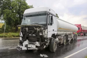 UŞAK (AA) – Uşak'ta hafif ticari araçla tankerin çarpışması sonucu