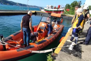 İSTANBUL (AA) – Üsküdar'da denize düşen çocuk, Kıyı Emniyeti ekipleri