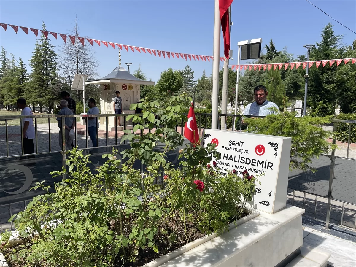 15 Temmuz kahramanı şehit Ömer Halisdemir'in kabrine ziyaretler sürüyor