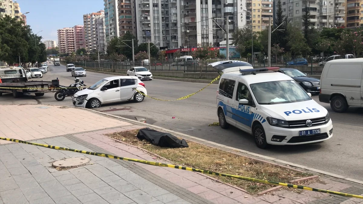 Adana'da kaldırıma çarpıp devrilen otomobilin sürücüsü yaşamını yitirdi