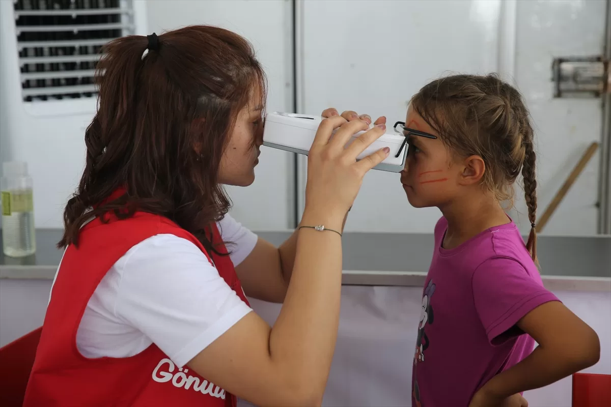 Adıyaman'da “Sevgi ve Sağlık Tırı”nda depremzede çocukların göz taraması yapılıyor