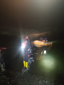 AFYONKARAHİSAR (AA) – Afyonkarahisar'ın Bolvadin ilçesinde serinlemek için baraj göletine