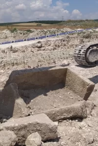 AFYONKARAHİSAR (AA) – Afyonkarahisar'ın Dinar ilçesinde bina temeli kazısında antik