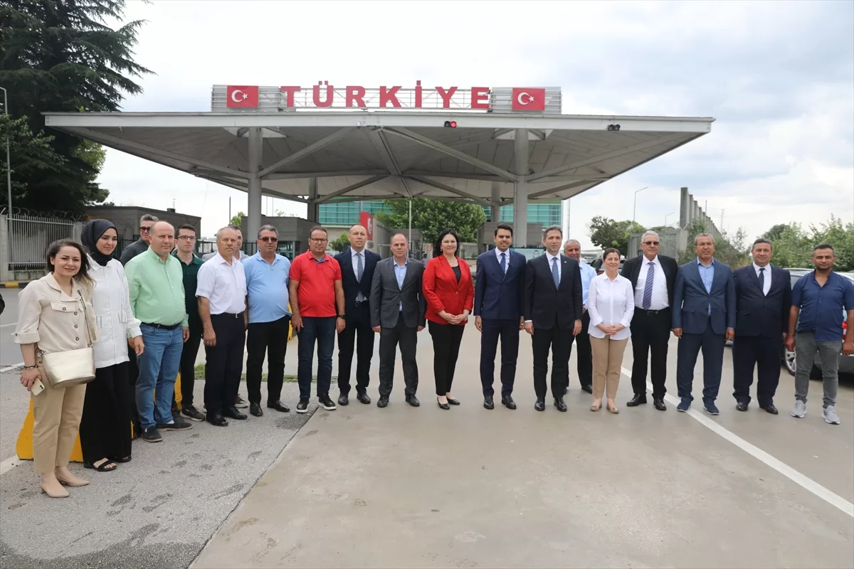 AK Parti Genel Başkan Yardımcısı Sırakaya, Kapıkule'de gurbetçilerle bir araya geldi:
