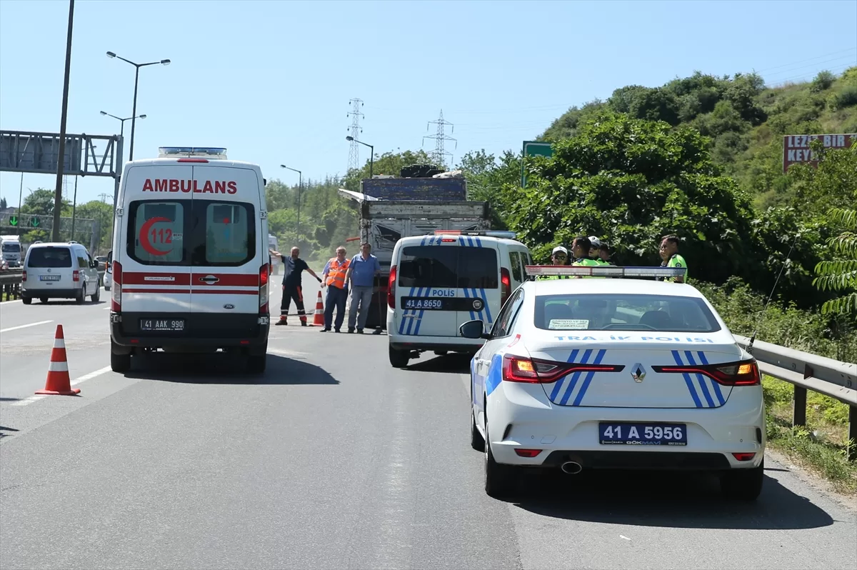 Anadolu Otoyolu'nun Kocaeli kesimindeki trafik kazası ulaşımı aksattı