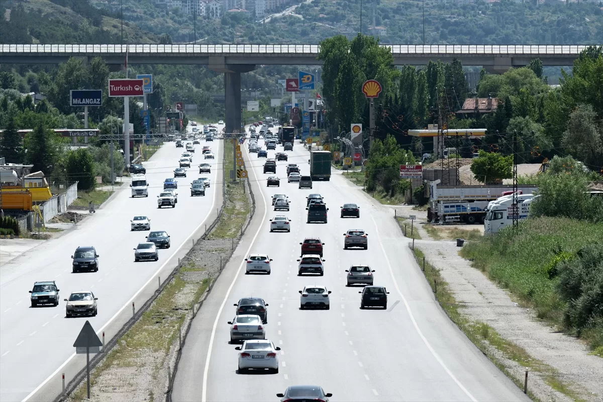 Ankara-Kırıkkale kara yolunda bayram dönüşü yer yer yoğunluk yaşanıyor