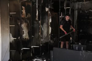 ANTALYA (AA) – Antalya'nın Serik ilçesinde çıkan yangında ayakkabı satış