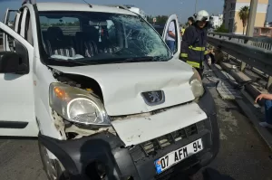 ANTALYA (AA) – Antalya'nın Serik ilçesinde otomobil ile hafif ticari