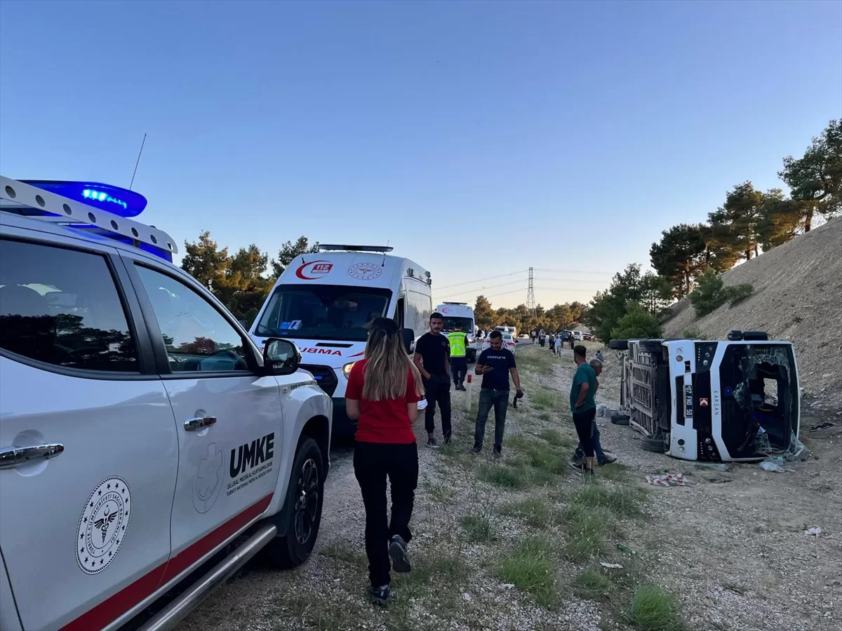 GÜNCELLEME – Antalya'da şarampole devrilen midibüsteki 20 kişi yaralandı