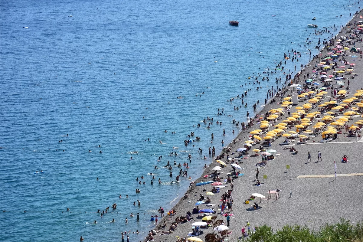 Antalya'da sıcak hava bunaltıyor