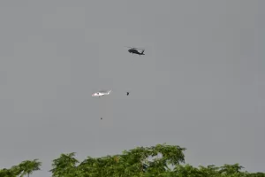 - Sabahın ilk ışıklarıyla birlikte havalanan helikopter ve uçaklar ile