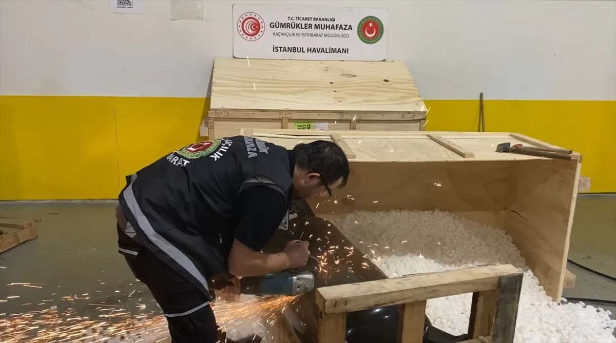 Bakan Bolat, İstanbul Havalimanı'nda 427 kilogram uyuşturucu maddeye el konulduğunu bildirdi
