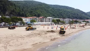 - Tatil beldesi İnkumu sahilinde selin getirdiği kirliliği temizleme çalışması