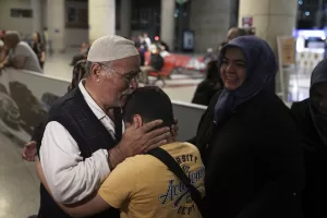 - Hacıların karşılanması sırasında duygusal anlar yaşandı