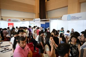 - Öğrencilere ve ailelere bilgilendirmelerin yapıldığı fuarda, üniversiteler, kurslar ve