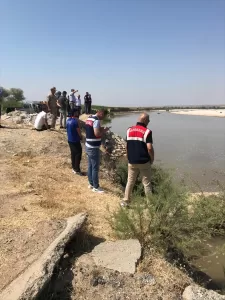 BATMAN (AA) – Batman'ın Kozluk ilçesinde Batman Çayı'na giren çocuk