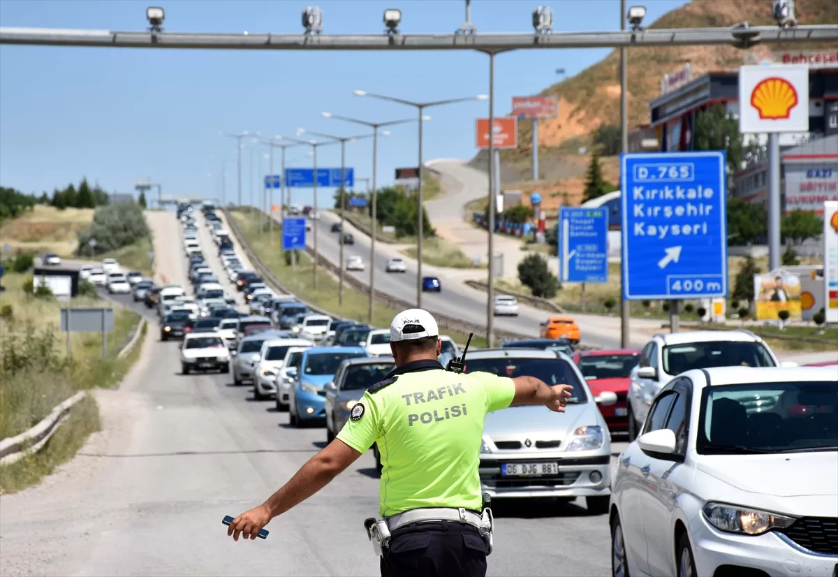 Bayram tatilinin son gününde “kilit kavşak” Kırıkkale'de trafik yoğunluğu