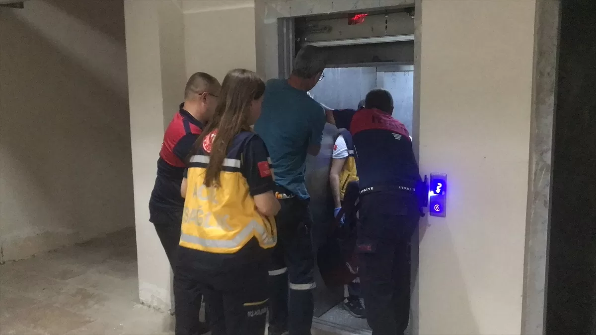 Bilecik'te ihbara giden polis ve sağlık ekipleri asansörde mahsur kaldı
