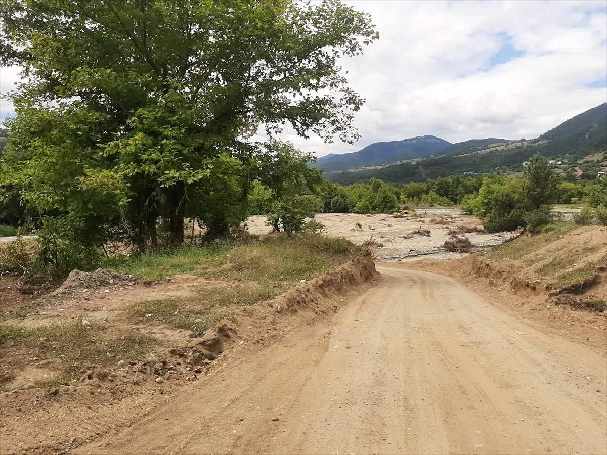 Bolu'da selde zarar gören Mengen-Yedigöller yolu ulaşıma açıldı