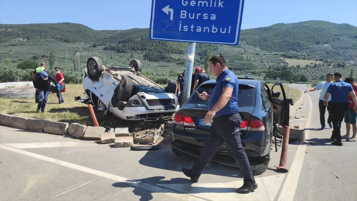 Bursa'da iki otomobilin çarpıştığı kazada 1 kişi öldü, 4 kişi de yaralandı