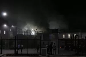 - Merkezde tutulan 1206 düzensiz göçmen tahliye edilirken, dumandan etkilenen