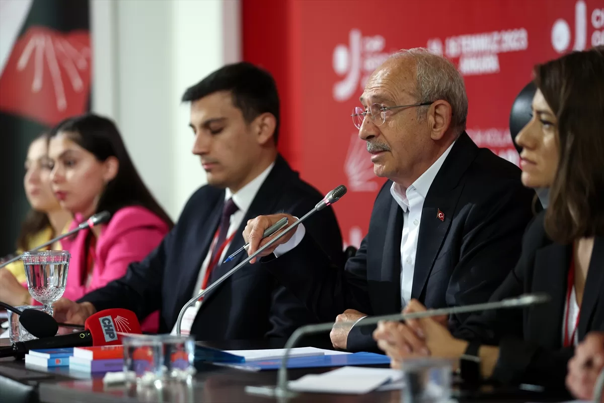 CHP Genel Başkanı Kılıçdaroğlu, partisinin gençlik kolları il başkanlarıyla bir araya geldi