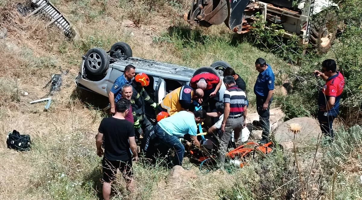 Denizli'de ehliyetsiz sürücünün kullandığı otomobil devrildi, 2 kardeş yaralandı