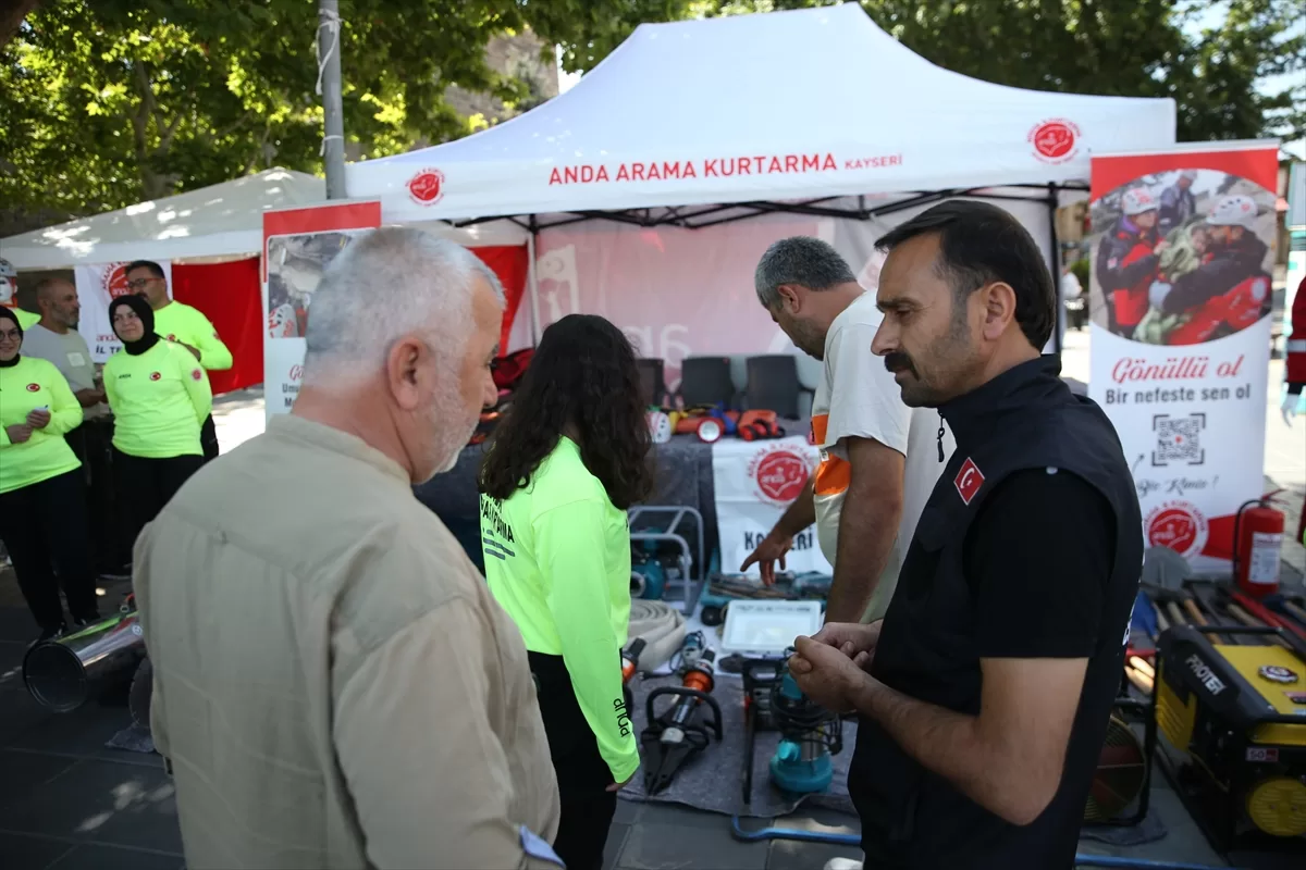 Depremlerde 48 kişiyi kurtaran Kayseri ekibi gönüllülük farkındalığı için stant açtı