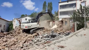 ADIYAMAN (AA) – Adıyaman'ın Çelikhan ilçesinde ağır hasarlı binaların yıkımına
